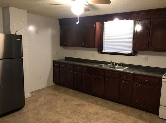 Building Photo - 3 bed 2 bed house in Henrico! Big yard, la...
