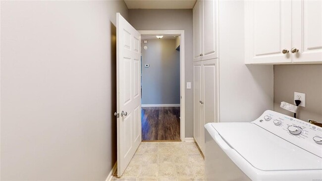 Building Photo - 1067 E Poplar St