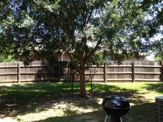 Building Photo - 3/3 WITH GREAT PRIVACY FENCED BACK YARD FOR YOUR FURRY FRIEND