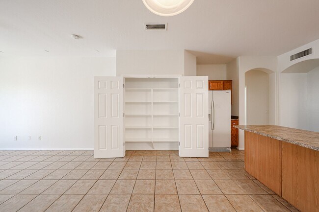 Building Photo - Charming 4 Bed 2 bath 2 Car Garage Home in...