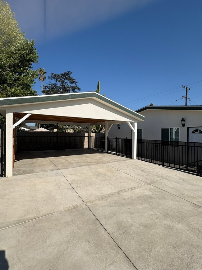 Building Photo - 849 Diamond St