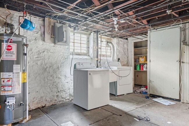 Building Photo - 6603-6603 Woodwell St