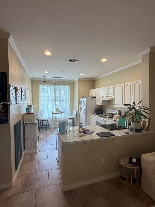 Building Photo - 860 N Orange Ave