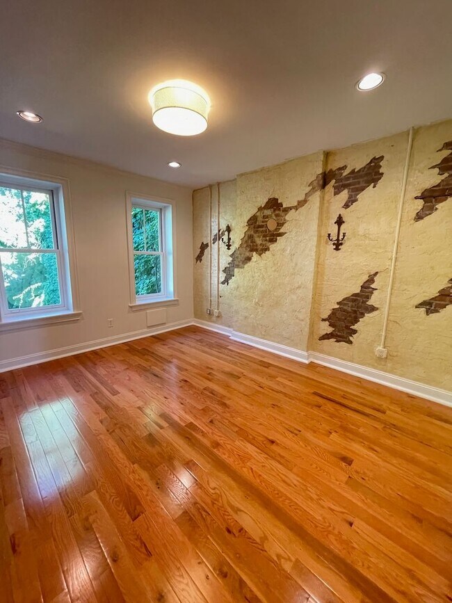 Building Photo - 107 Liberty St.