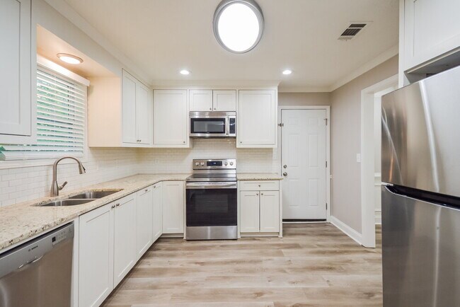 Building Photo - 1407 Hillside Pl SE