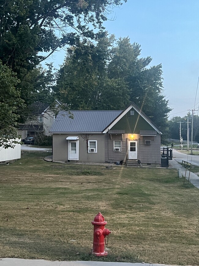 Building Photo - 10065 Main St