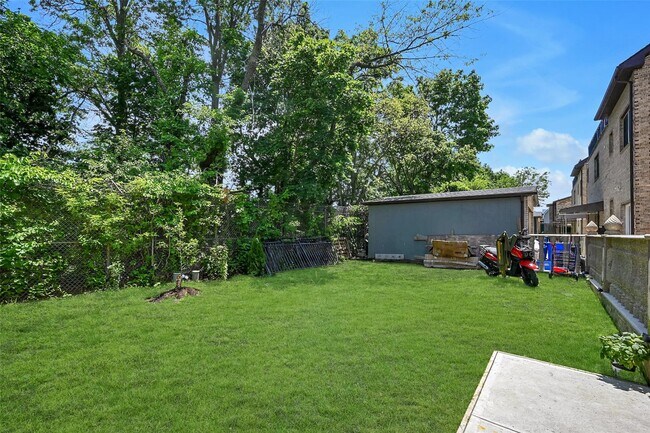 Building Photo - 14949 Hawtree St