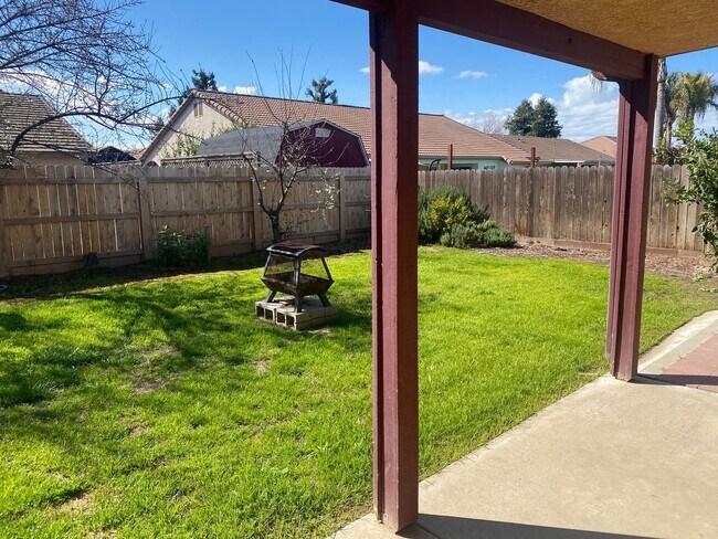 Building Photo - *** MOVE IN SPECIAL - $500.00 OFF FIRST MONTHS RENT***