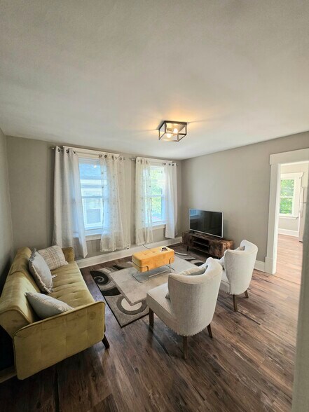Living room - 220 E Oakland Ave