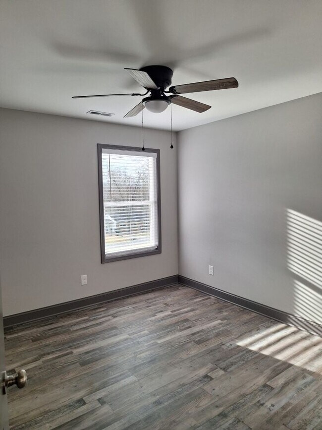 Building Photo - NEW DUPLEX Conveniently located to 40 West