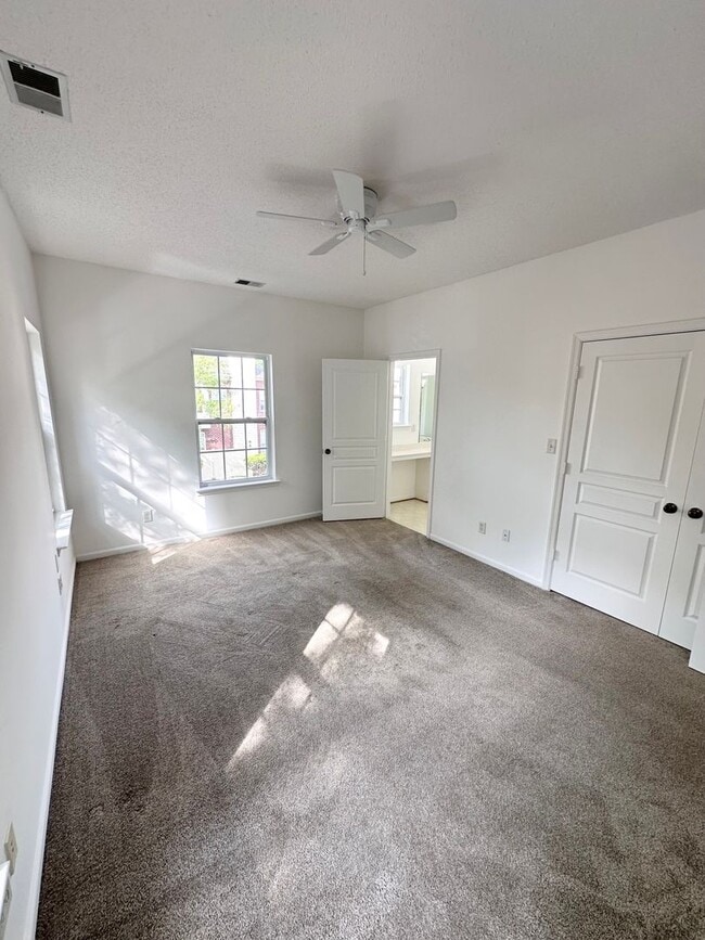 Building Photo - Bright & Beautiful 2 Bed, 2 Bath Townhouse...