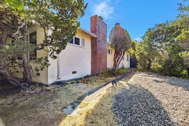 Building Photo - 1401 Laurent St