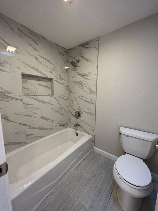 Building Photo - 2 bedroom/2 bath townhome in the heart of ...