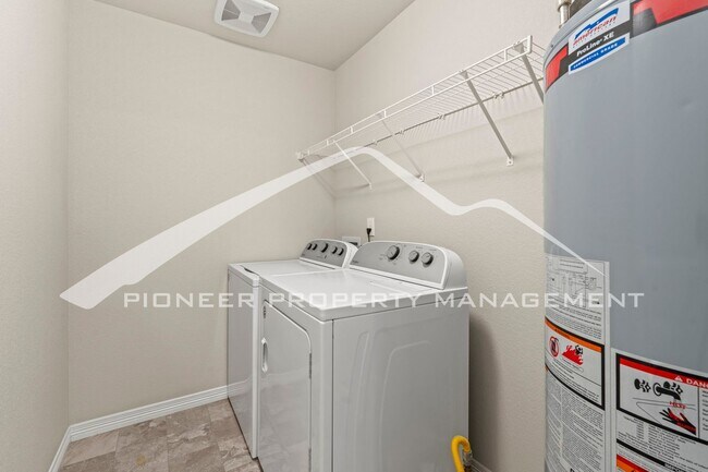 Building Photo - 3-Bedroom, 2.5 Bath Home in Desirable Lors...