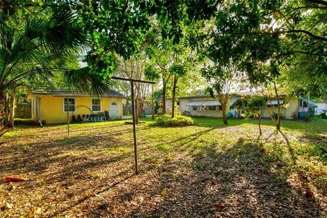 Building Photo - 230 N Briggs Ave