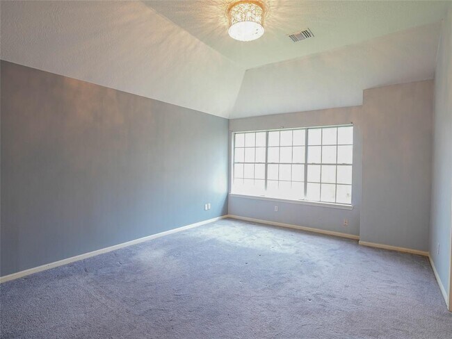 Building Photo - 16322 Red Oak Dr