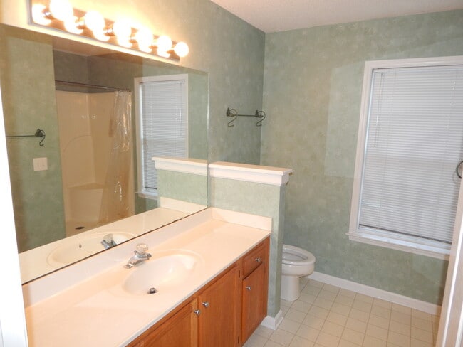 Building Photo - Adorable!!  Centrally located on quiet Cul-de-Sac