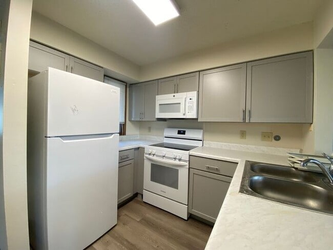 Building Photo - $1,250 | 2 Bedroom, 1 Bathroom Condo | Cat Friendly* | Available for Immediate Move In!