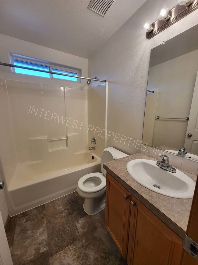 Building Photo - *1/2 OFF 1ST MONTH'S RENT PROMO* 3 Bed NE ...