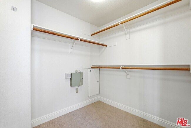 Building Photo - 5831 Seawalk Dr