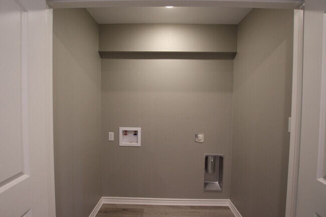 Building Photo - Beautiful 3 Bedroom 2 Bathroom Townhouse i...