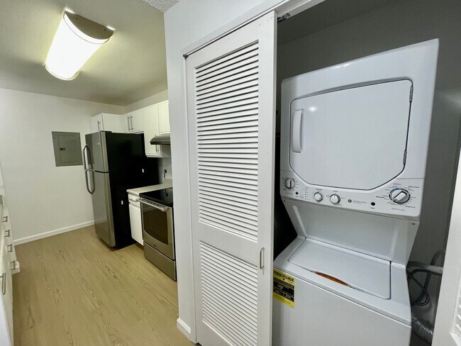 Building Photo - Discover a refreshed 2-bedroom, 2-bathroom residence in Mililani Mauka, complete with 2 parking s...