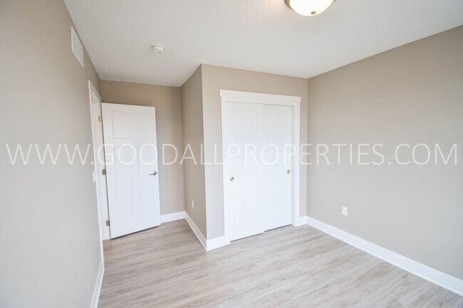 Building Photo - 3 Bedroom 2 Bathroom 2 Car garage in De Soto.