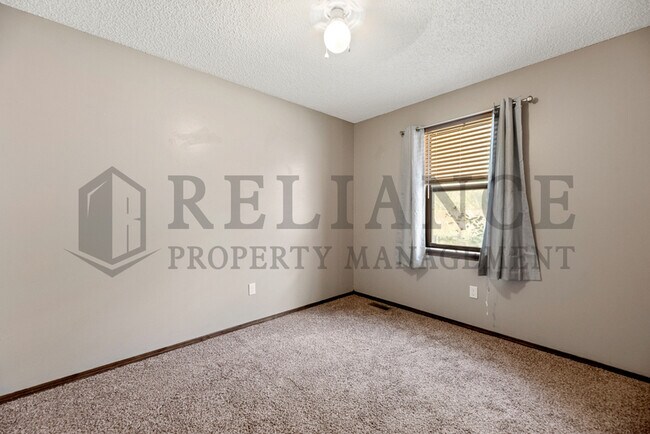 Building Photo - 1320 Peach Ave