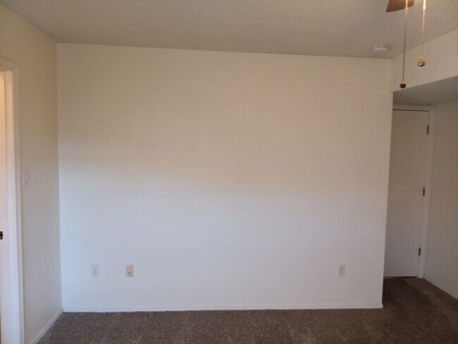 Building Photo - 3 Bedroom, 2 Bathroom Home! Schedule a Showing Today!