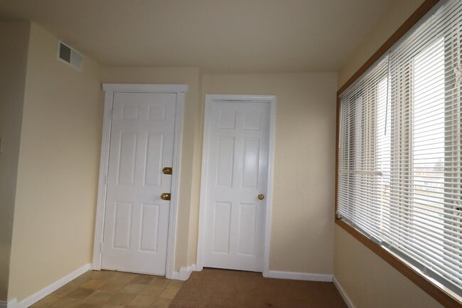 Building Photo - Large 2-Bed Upper Duplex