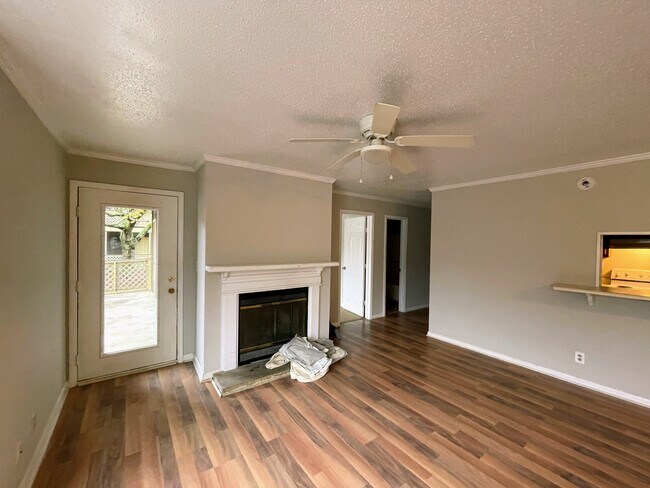 Building Photo - 5001-5007 7 Pine Cir