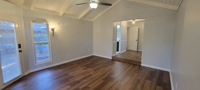 Building Photo - 6921 Clarendon Hills Rd