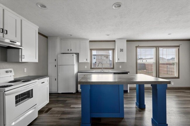 Building Photo - 104 Pineapple Sage Cv