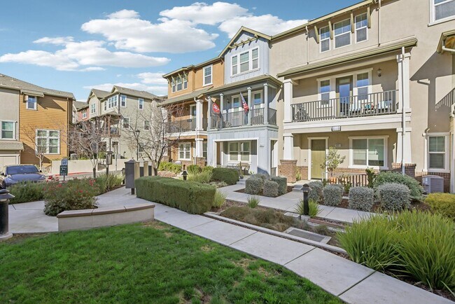Building Photo - Beautiful Corner-Unit Townhome Near Downtown – 4 Bed | 3 baths