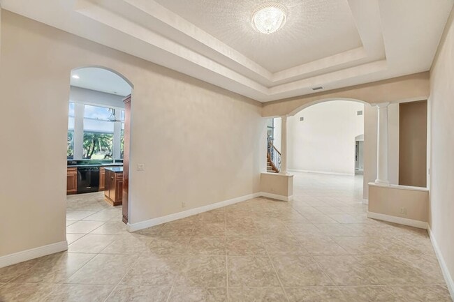 Building Photo - 10513 Versailles Blvd