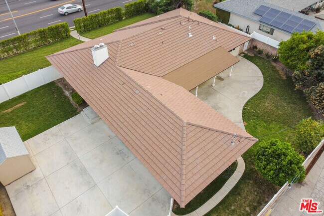 Building Photo - 17633 Nordhoff St