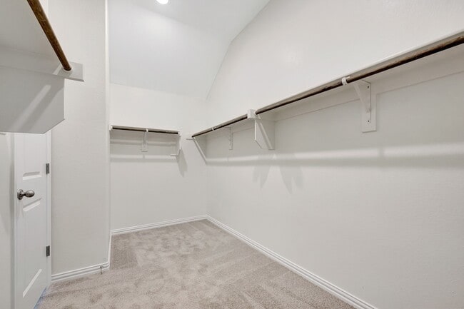 Building Photo - 2810 Woodbrook Dr