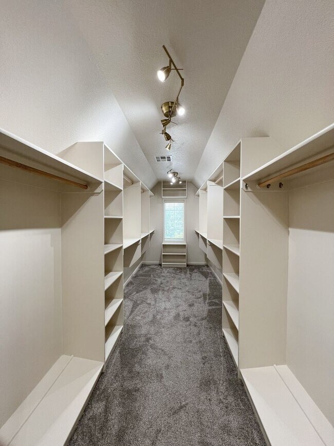 Building Photo - SEE IT NOW: Luxury 5-Bed Home in Wilshire ...