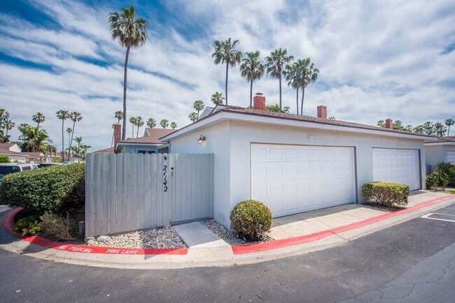 Building Photo - Walk to the Beach