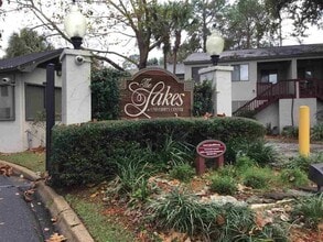 Building Photo - 2 Bedroom 2 1/2 bath in the Lakes Townhome Community! Complete Remodel!