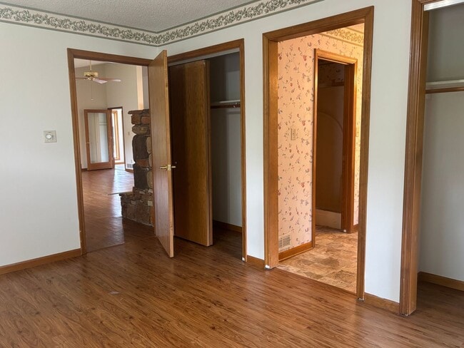 Building Photo - 3 Bedroom 2 bath