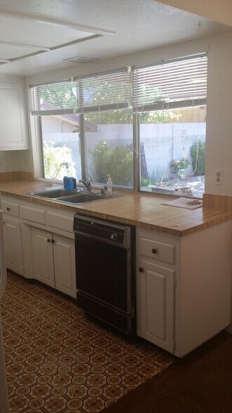 Building Photo - 2200 Cleopatra Pl NE