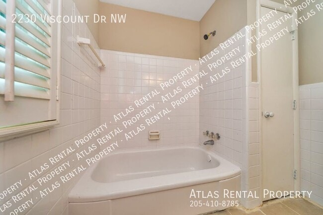 Building Photo - 2230 Viscount Dr NW