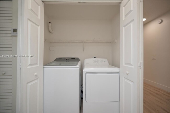 Building Photo - 2406 Centergate Dr