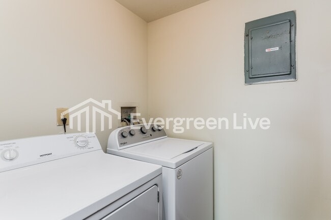 Building Photo - 5887 Troy Villa Blvd