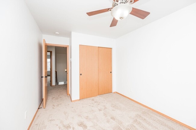 Building Photo - 3 Bedroom 2.5 Bath with fenced yard