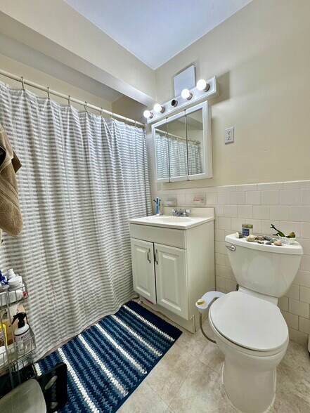 Building Photo - 804 Centre St