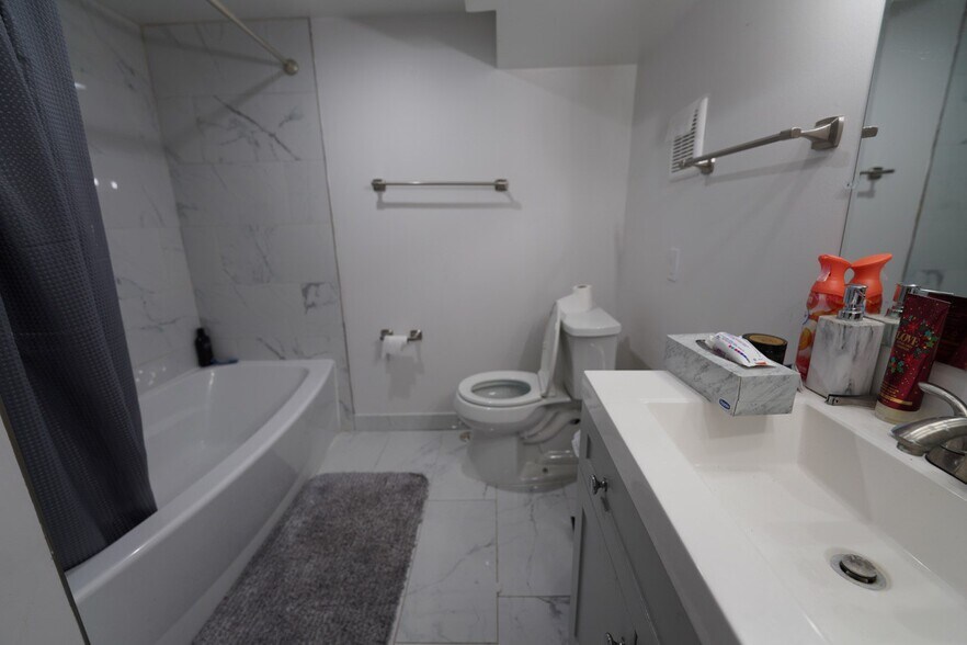 Building Photo - 3041 Sylvan Dr