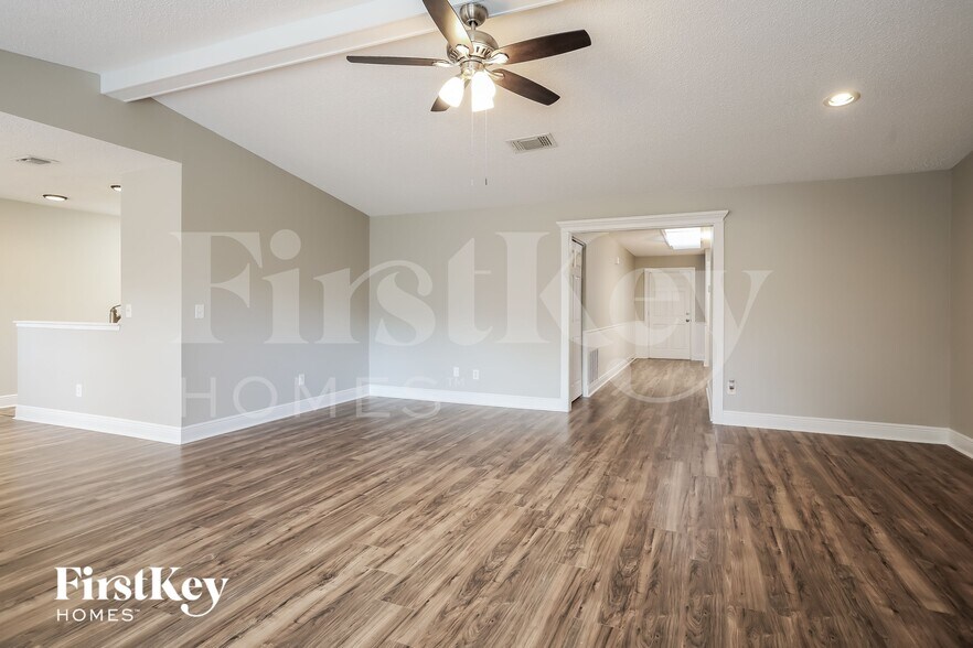 Building Photo - 6181 Island Forest Dr