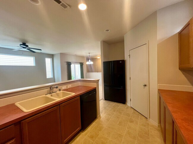 Building Photo - Hawk's Prairie 3BD + Bonus Area